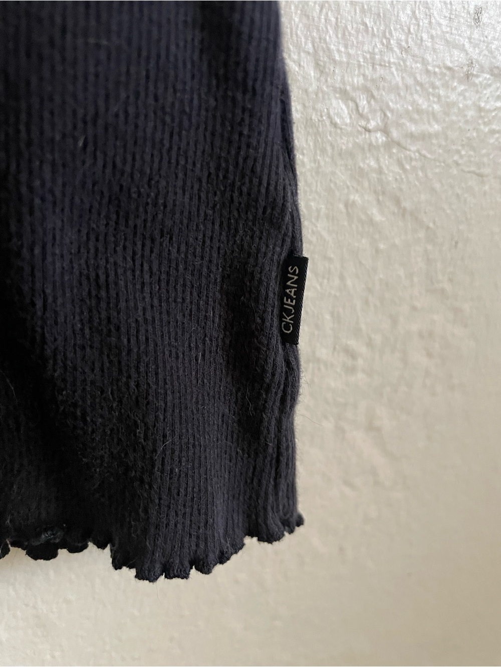 Calvin Klein Jeans Black Ribbed V-Neck Cap Sleeve Top with Lettuce Trim - Picture 6 of 9